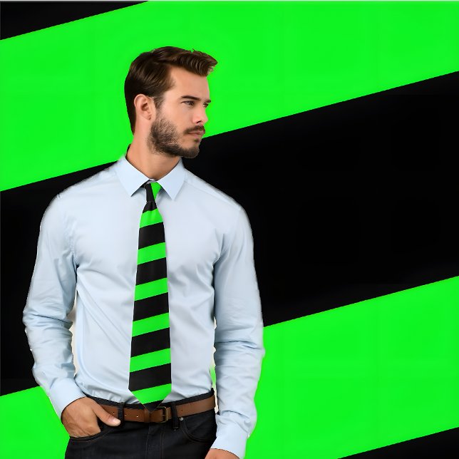 Neon-Krawatte grün und schwarz Streifen (dicke Str Krawatte (Man wears neon green and black striped tie. He stands against green and black striped background.)