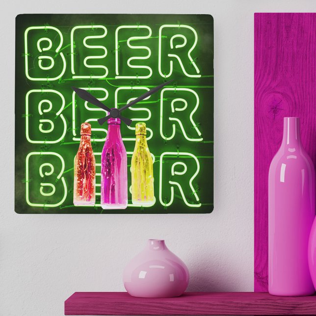 Neon LED Beer Sign Green Quadratische Wanduhr (Beer Clock with mock neon bar sign design.)