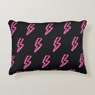 Neon Pink Blitze: Dunkler Hintergrund. Dekokissen