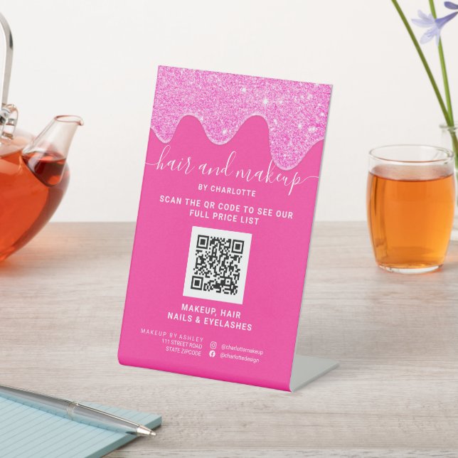 Neon-pink-Glitzer-Tropfen machen den digitalen QR- Sockelschild (In SItu)