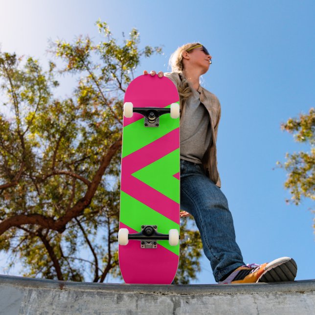 Neon Pink & Green Zigzag Skateboard – Customizable (Außenbereich 1)