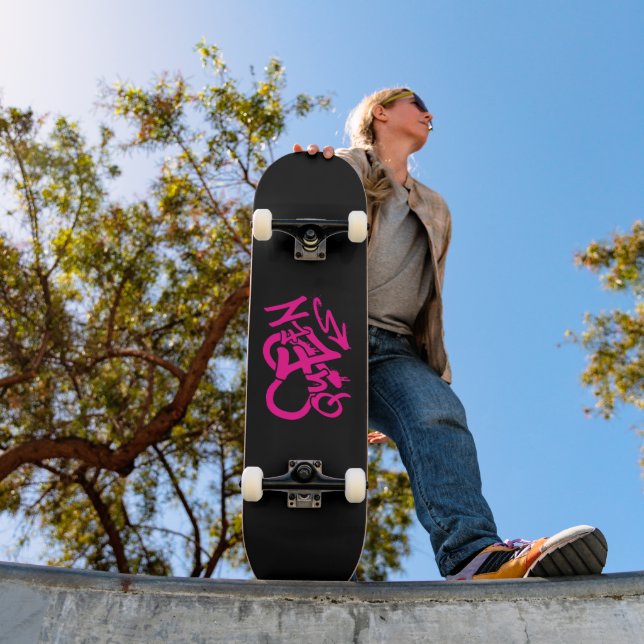 Neon-Pink „Queen“ Graffiti Skateboard (Außenbereich 1)
