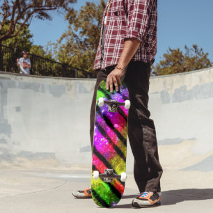 Neon-Regenbogen-Schimmer-Streifen Skateboard