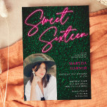 Neon rosa Zeichen Drehschrift grünes Foto Bogen Sw Einladung<br><div class="desc">Eine kühn leuchtende Neon Pink Sign Script mit Foto Bogen süße 16 Geburtstagsfeier Einladung auf grüne Graswand.</div>