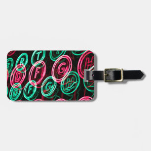 Neon-Schreibmaschinenschlüssel nah Gepäckanhänger