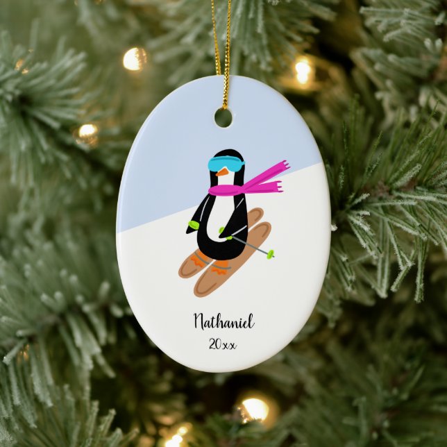 Neon Skiing Penguin Personalisierte Weihnachten Keramik Ornament (Baum)
