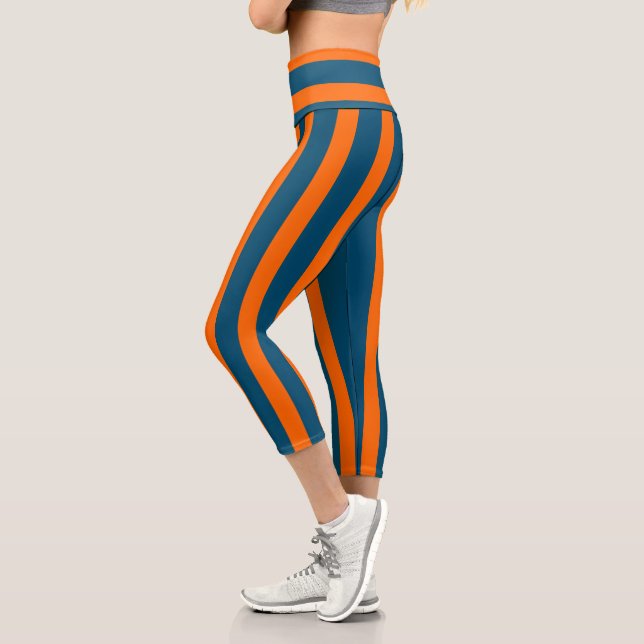 Neon Sunset Orange und Ocean Blue Cool Streifen Capri Leggings (Links)