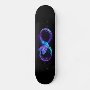 Neon-Unendlichkeitssymbol mit leuchtendem Kolibri Skateboard