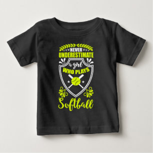 Neon unterschätzt nie ein Mädchen, das Softball sp Baby T-shirt