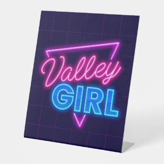 Neon Valley Girl Sockelschild