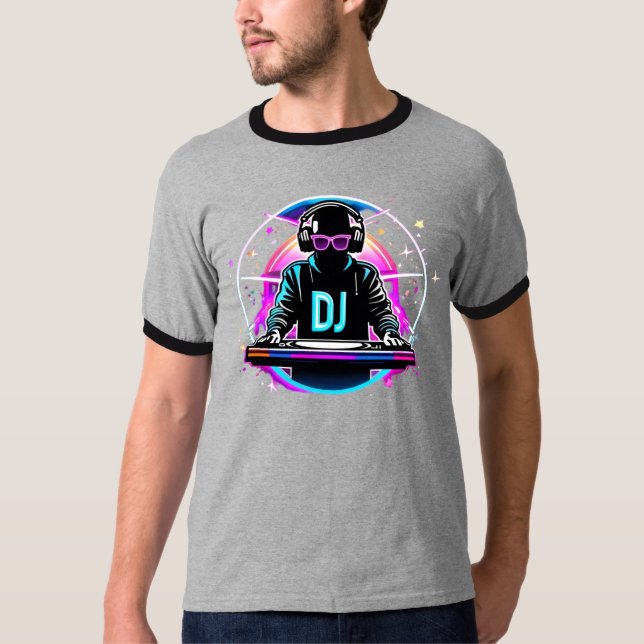 "Neon Vibes: Der kosmische Beat des DJ" T-Shirt (Vorderseite)