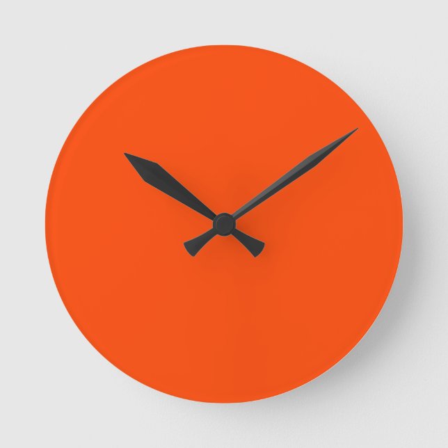 Neon, Vivid Orange Cornhole Set Runde Wanduhr (Vorderseite)