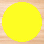 Neon Yellow Solid Color Runder Pappuntersetzer<br><div class="desc">Neongelbe Farbe,  solide Farbe. Ein kühner und elektrisierender Schatten hellgelb,  der sofort Aufmerksamkeit erregt. Diese lebhafte Farbe erinnert an die strahlende Wärme des Sonnenlichts und die fröhliche Energie einer Sonnenblume in voller Blüte. Dieses auffallende Gelb verleiht einen frischen und dynamischen Flair.</div>