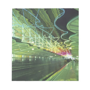 Neonbeleuchtung im Korridor des Flughafens O'hare, Notizblock