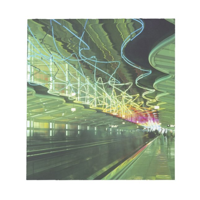 Neonbeleuchtung im Korridor des Flughafens O'hare, Notizblock (Vorderseite)