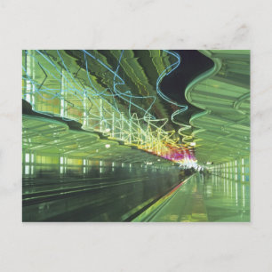 Neonbeleuchtung im Korridor des Flughafens O'hare, Postkarte