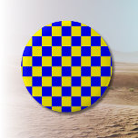 Neonblau-gelb karierte Tafel Vintag Button<br><div class="desc">Neonblau und Gelb Checkered Checkerboard | VINTAG | Classic | Trendy | Stilvoll | Mode | Minimal</div>