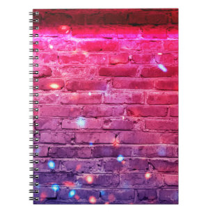 Neonlicht: leere Backsteinwand. Notizblock