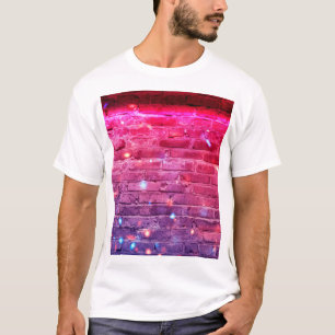Neonlicht: leere Backsteinwand. T-Shirt
