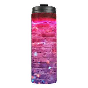 Neonlicht: leere Backsteinwand. Thermosbecher
