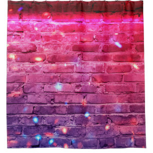 Neonlicht: leere Ziegelwand. Duschvorhang