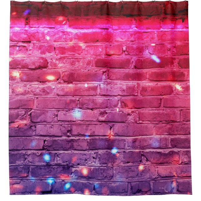 Neonlicht: leere Ziegelwand. Duschvorhang (Vorderseite)