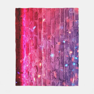 Neonlicht: leere Ziegelwand. Fleecedecke