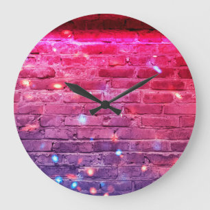 Neonlicht: leere Ziegelwand. Große Wanduhr