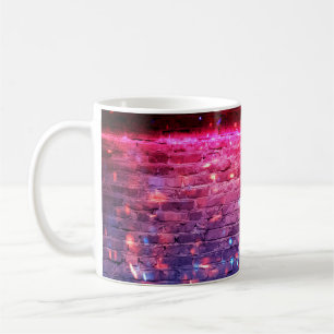 Neonlicht: leere Ziegelwand. Kaffeetasse