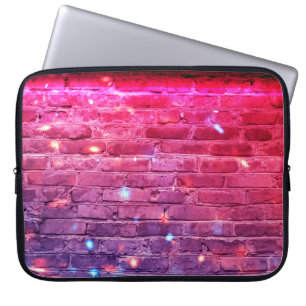 Neonlicht: leere Ziegelwand. Laptopschutzhülle