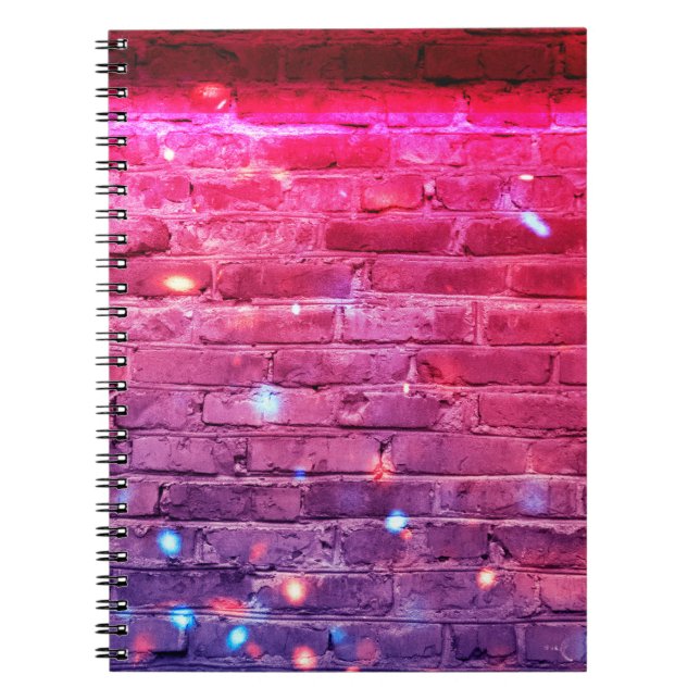Neonlicht: leere Ziegelwand. Notizblock (Vorderseite)