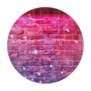 Neonlicht: leere Ziegelwand. Schneidebrett