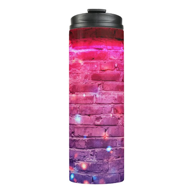Neonlicht: leere Ziegelwand. Thermosbecher (Vorderseite)