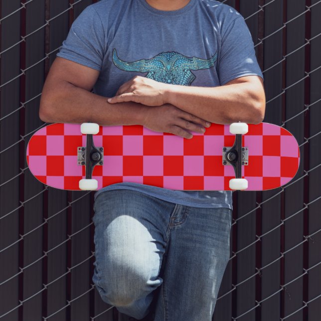 Neonrosa und rotes Karton Vintag Skateboard (Außenbereich 3)