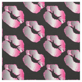 Neonsilber-und Pink-Lippenstift-Kuss auf Schwarzem Stoff