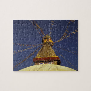 Nepal, Kathmandu. Unter Gebetsfahnen, wachsam Puzzle