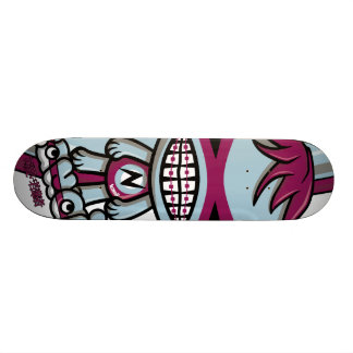 Nerd-Maskottchen Skateboard