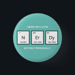 Nerdy Periodic Table Spaß | Funny Science Pun Ma Button<br><div class="desc">Humorer Magnet für Wissenschaftsliebhaber und Wissenschaftler. Dieser lustige Wissenschaftspun-Magnet ist perfekt für den besonderen Menschen in Ihrem Leben,  der von allen Sachen der Wissenschaft besessen ist. Dieser Magnet spielt auf dem humorvollen Element des Periodensystems der Elemente.</div>