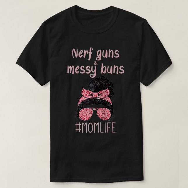 Nerf Guns And Messy Buns Funny Momlife  T-Shirt (Design vorne)