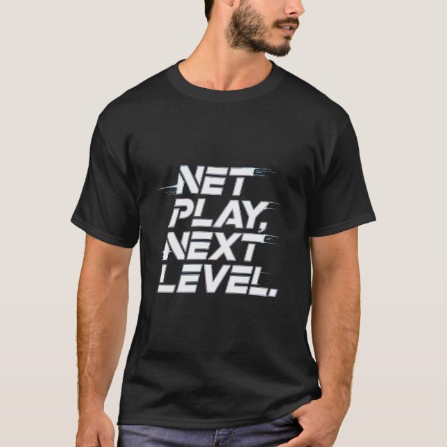 Net Play Next Level Glitch Typography T-Shirt (Vorderseite)
