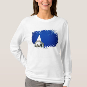 Neu-England KircheSteeple mit einem T-Shirt