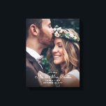 Neu Mr & Mrs. Newlyweds Foto Chic Wedding Keepake Leinwanddruck<br><div class="desc">Fügen Sie eine elegante Touch zu den neu vermählten Zuhause-Dekorationen mit einem einfach stilvollen "neuen Mr. & Mrs." Foto Hochzeitszeitszauber Leinwand. Das Bild und alle Formulierungen auf dieser Vorlage sind einfach anzupassen. Das Design der weißen Schrift-Overlay bietet ein Bild Ihrer Wahl, schicke Schriftkalligraphie und moderne minimalistische Typografien & Hochzeitstermin. Dieses...</div>