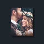 Neu Mr & Mrs. Newlyweds Foto Chic Wedding Keepake Leinwanddruck<br><div class="desc">Fügen Sie eine elegante Touch zu den neu vermählten Zuhause-Dekorationen mit einem einfach stilvollen "neuen Mr. & Mrs." Foto Hochzeitszeitszauber Leinwand. Das Bild und alle Formulierungen auf dieser Vorlage sind einfach anzupassen. Das Design der weißen Schrift-Overlay bietet ein Bild Ihrer Wahl, schicke Schriftkalligraphie und moderne minimalistische Typografien & Hochzeitstermin. Dieses...</div>