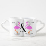 Neu verheiratete Frau & Frau Lesbian Flamingo Pers Liebestassen<br><div class="desc">Genau das Richtige für die frisch verheirateten lesbischen Bräute ist ein niedliches Paar von Tasse der Liebe,  das sich leicht an die Paarnamen und das Heiratsdatum anpassen lässt.  Ein besonderes Hochzeitsgeschenk,  um ihren Hochzeitstag zu bewahren und so niedlich mit zwei niedlichen rosa Flamingo-Vögeln,  die als die Braut gekleidet sind</div>