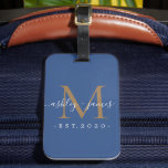 Neu verheiratete Frau Gold Monogram Names Classic  Gepäckanhänger<br><div class="desc">Chic, modern und einfach mit Monogramm Gepäckanhänger mit dem Text Mr. und Mrs. in weißer eleganter handgeschriebener Schrift Kalligraphie auf klassisch blauem Hintergrund mit Ihrem Monogramm in Gold. Fügen Sie einfach Ihren verheirateten Namen, Jahr etabliert und Monogramm in stilvoller Typografie hinzu. Perfektes Luxusgeschenk für die Hochzeitsgäste eines frisch verheirateten Paares....</div>