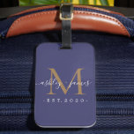 Neu verheiratete Frau Gold Monogram Names Year Nav Gepäckanhänger<br><div class="desc">Chic, modern und einfach mit Monogramm Gepäckanhänger mit dem Text Mr. und Mrs. in weißer eleganter handgeschriebener Schrift Kalligraphie auf marineblau Hintergrund mit Ihrem Monogramm in Gold. Fügen Sie einfach Ihren verheirateten Namen, Jahr etabliert und Monogramm in stilvoller Typografie hinzu. Perfektes Luxusgeschenk für die Hochzeitsgäste eines frisch verheirateten Paares. Exklusiv...</div>