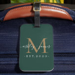 Neu verheiratete Mr. Gold Monogram Names Dark Gree Gepäckanhänger<br><div class="desc">Chic, modern und einfach mit Monogramm Gepäckanhänger mit dem Text Mr. und Mrs. in weißer eleganter Schrift Kalligraphie auf dunkelgrünem Hintergrund mit Ihrem Monogramm in Gold. Fügen Sie einfach Ihren verheirateten Namen, Jahr etabliert und Monogramm in stilvoller Typografie hinzu. Perfektes Luxusgeschenk für die Hochzeitsgäste eines frisch verheirateten Paares. Exklusiv für...</div>
