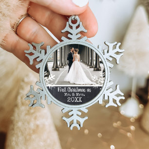 Neu verheiratetes 1. Weihnachtsfest Foto Chalkboar Schneeflocken Zinn-Ornament