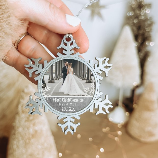 Neu verheiratetes 1. WeihnachtsFoto Silver Paint Schneeflocken Zinn-Ornament (Rustic snowflake newlywed holiday keepsake photo ornament perfect for gifts to bring joy to others.)