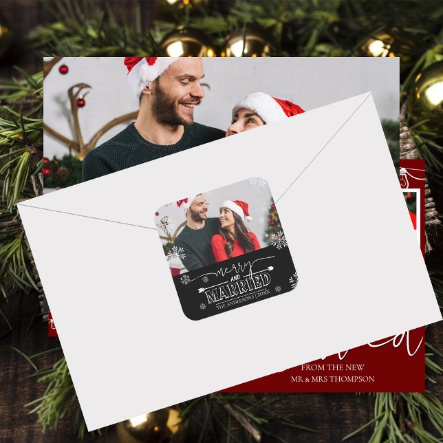 Neu verheiratetes Weihnachtsschwarz Merry und Verh Quadratischer Aufkleber (Newlywed Christmas Black Merry & Married Photo Square Sticker)